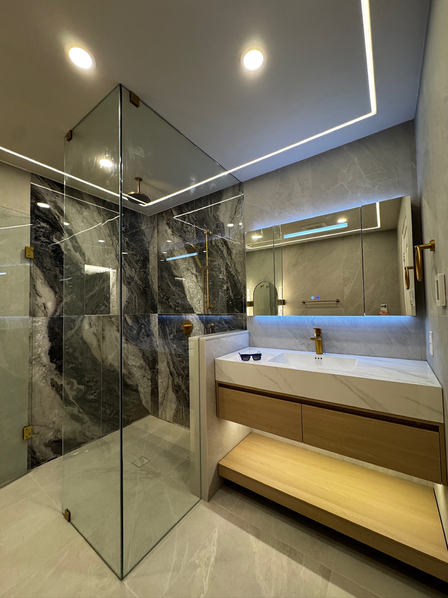 Floating vanity and integrated bench in a modern bathroom
